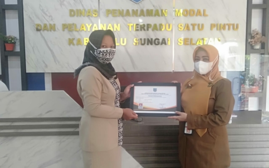 PENYERAHAN PIAGAM PENGHARGAAN DARI KEPALA DIANS PMPTSP KEPADA PELAYANAN TERBAIK PADA BULAN JULI 2021