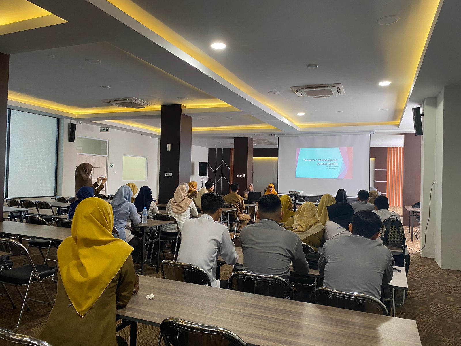 PELATIHAN BAHASA ISYARAT