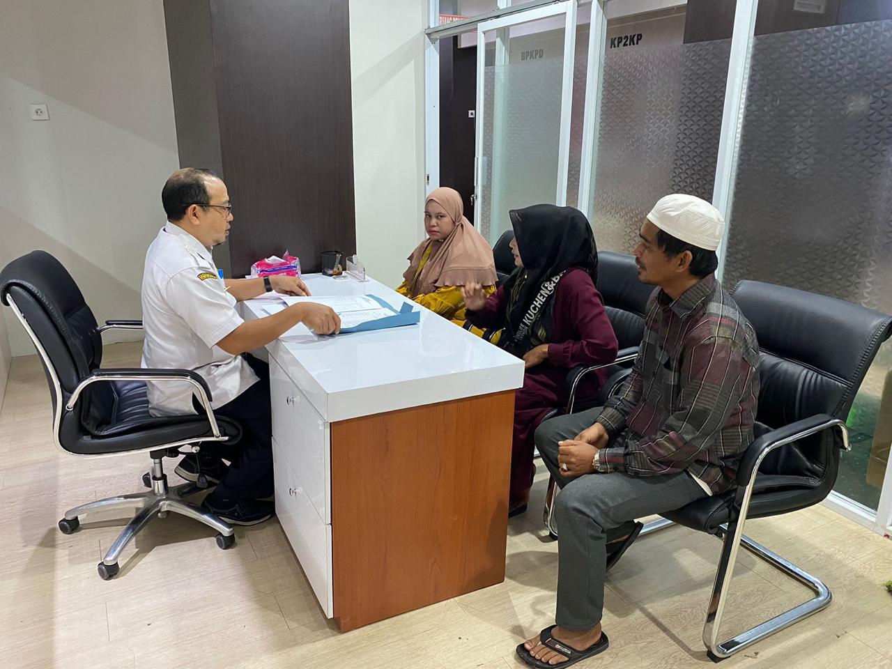 MENERIMA PENGADUAN MASYARAKAT